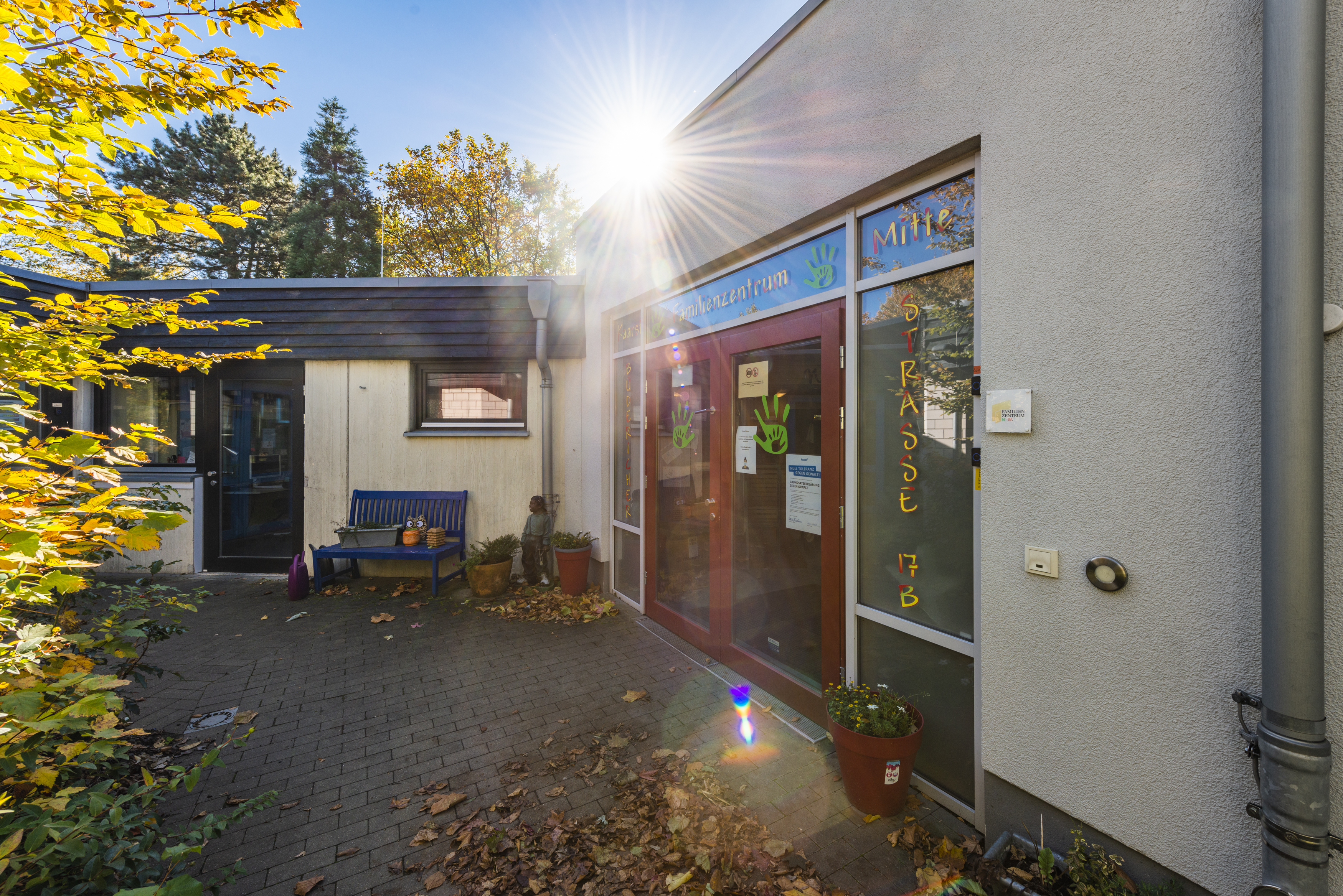 Abgebildet ist unsere rote Eingangstüre mit Einfall des Sonnenlichts.